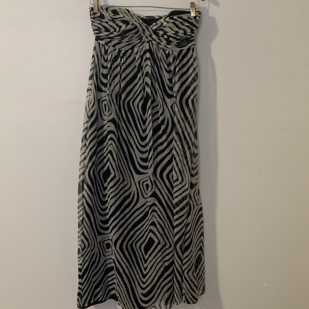 Elegant Black and White Geometric Maxi Dress